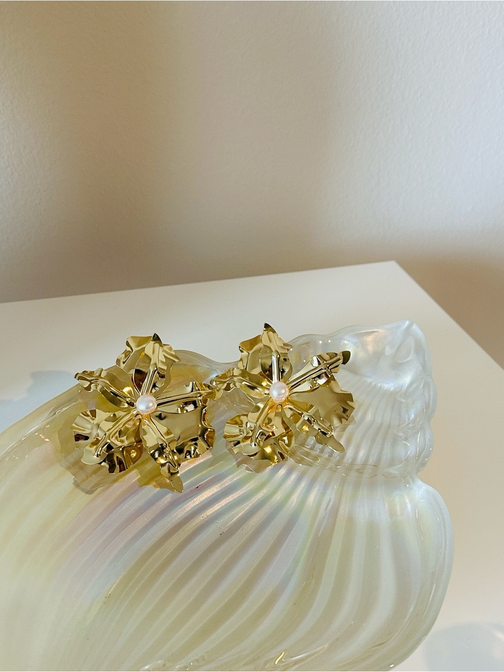Fashion Jewelry Gold Floral Stud Earrings with Pearl Center